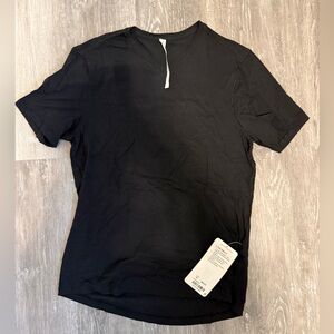 Lululemon men’s 5yr Basic T *v neck. NWT